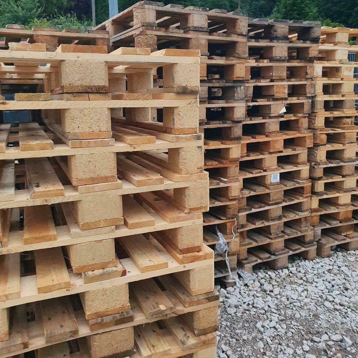 Palettenhersteller aus dem Sauerland - Wir produzieren Europaletten, Einwegpaletten, Holzverpackungen, Holzkisten und Rahmen.